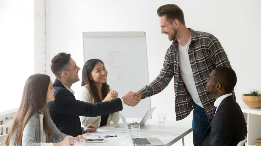 onboarding händeschütteln bei meeting
